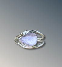 Load image into Gallery viewer, Split Curved Kunzite Ring