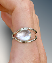 Load image into Gallery viewer, Split Curved Kunzite Ring
