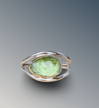Load image into Gallery viewer, Split Curved Peridot Ring