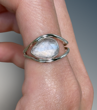 Load image into Gallery viewer, Split Curved Kunzite Ring