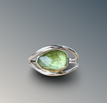 Load image into Gallery viewer, Split Curved Peridot Ring