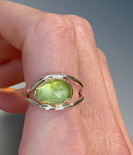Load image into Gallery viewer, Split Curved Peridot Ring